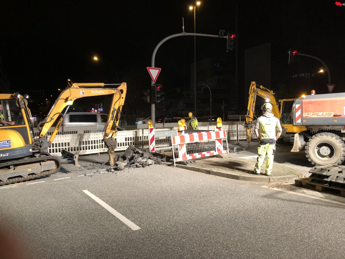 Hoppe Tief- und Leitungsbau GmbH - Arbeiten am Straßenkreuz bei Nacht II